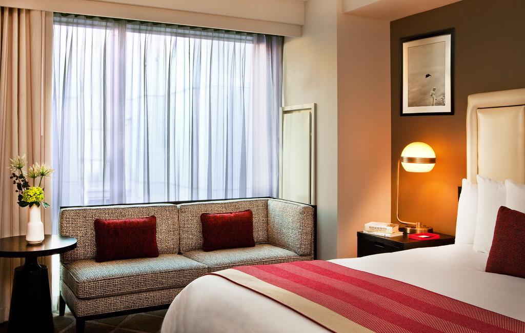 Hotel Commonwealth Boston Kültér fotó A room at the hotel