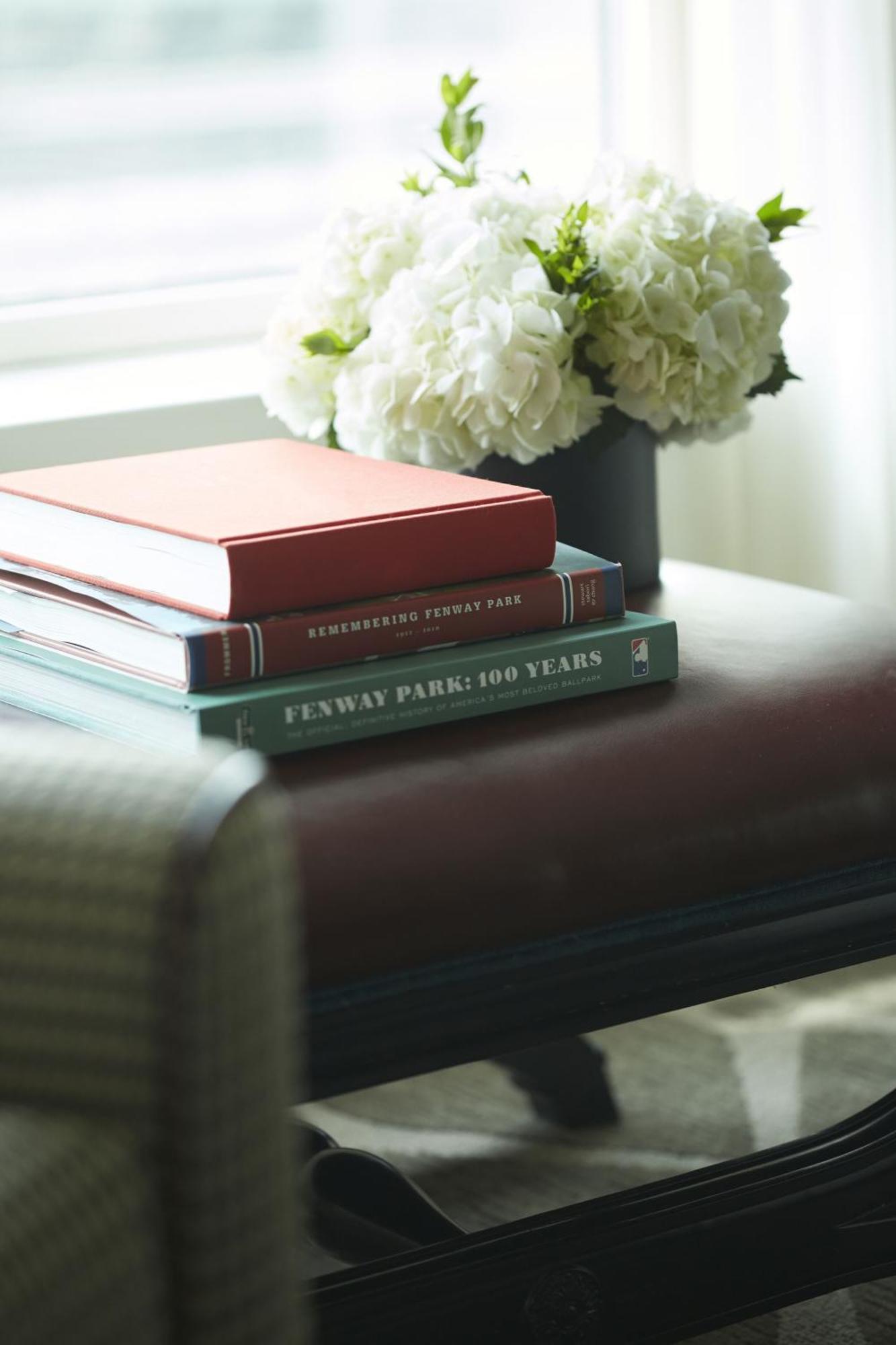 Hotel Commonwealth Boston Kültér fotó Books on display at the library