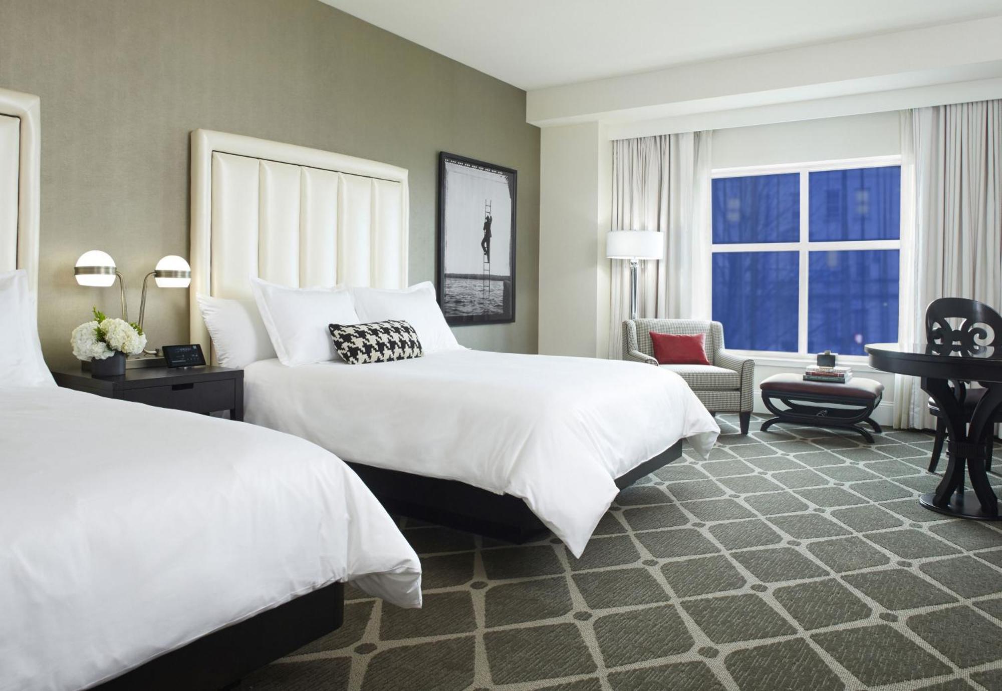 Hotel Commonwealth Boston Kültér fotó A guest room at the Hotel Commonwealth