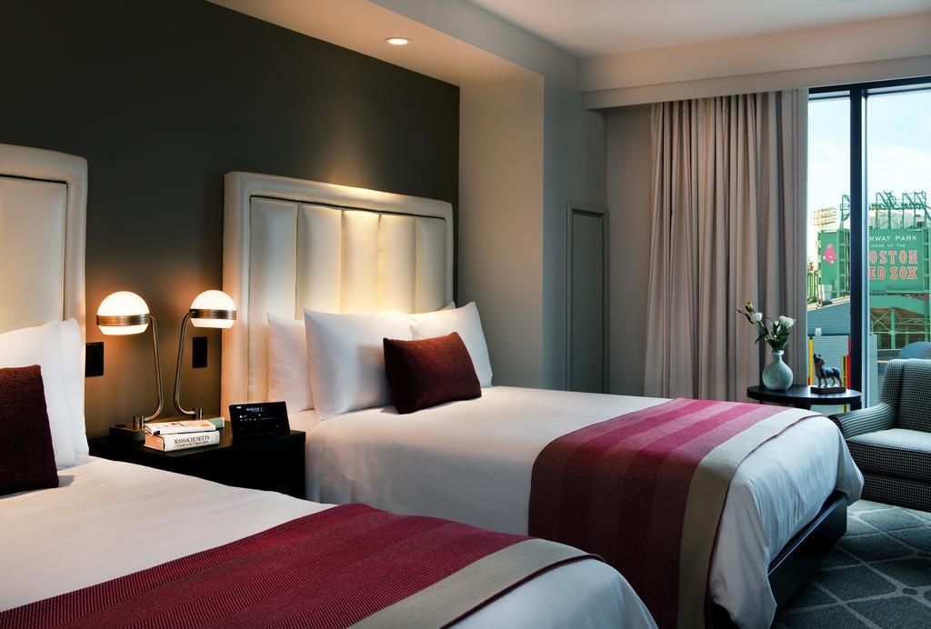 Hotel Commonwealth Boston Kültér fotó A guest room at the Hotel George V