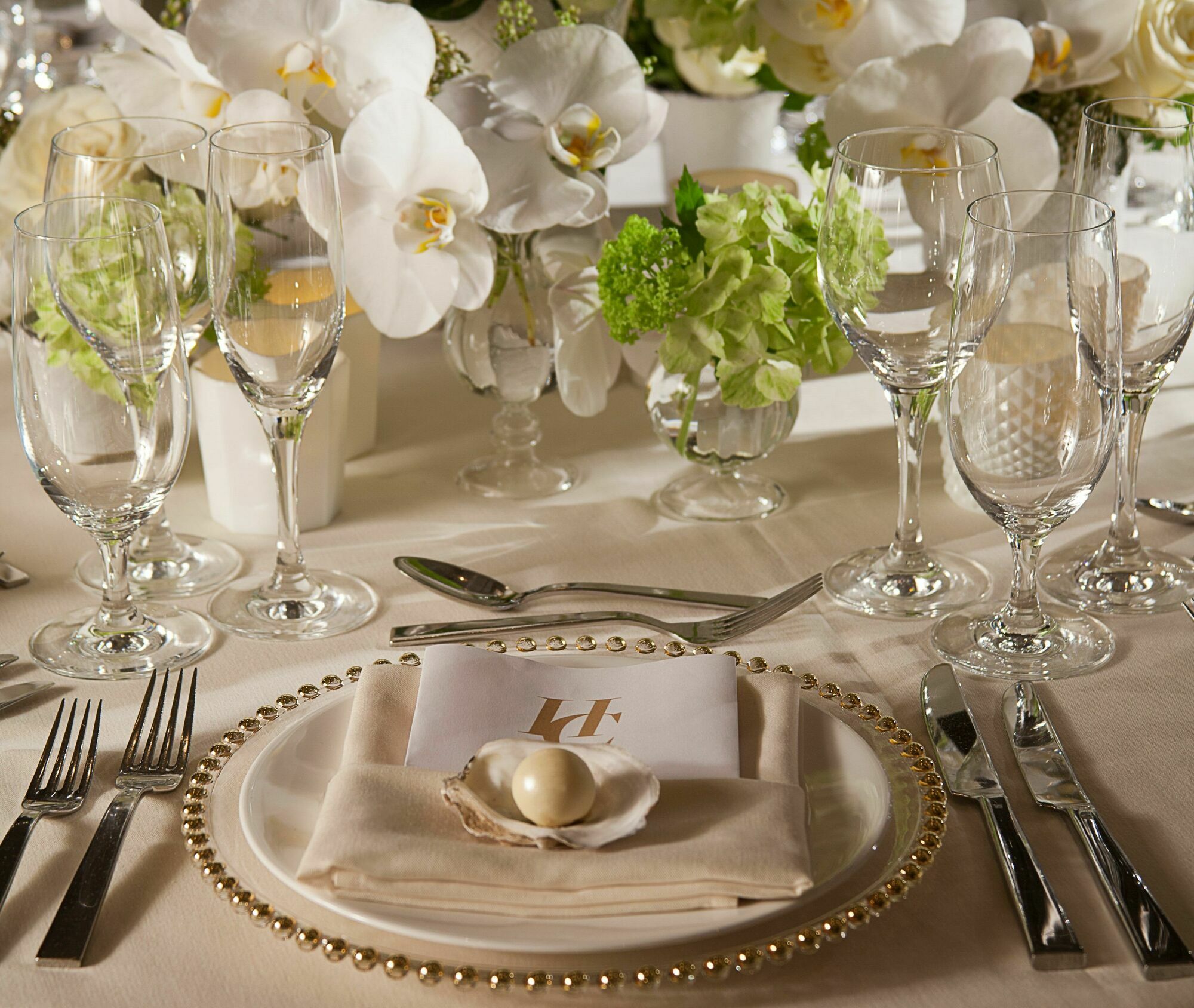 Hotel Commonwealth Boston Kültér fotó Place setting with a place card