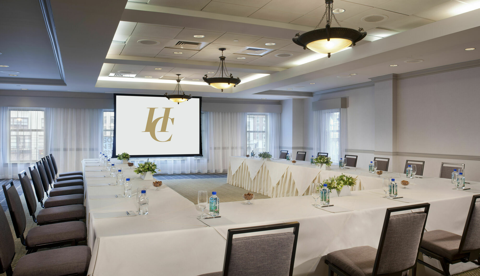 Hotel Commonwealth Boston Kültér fotó Meeting room at the Kimpton Hotel in San Francisco