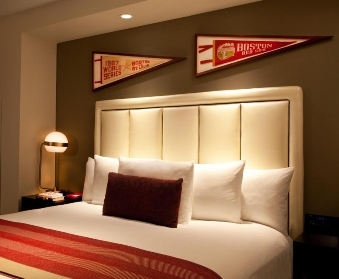 Hotel Commonwealth Boston Kültér fotó A guest room at the Hotel Commonwealth