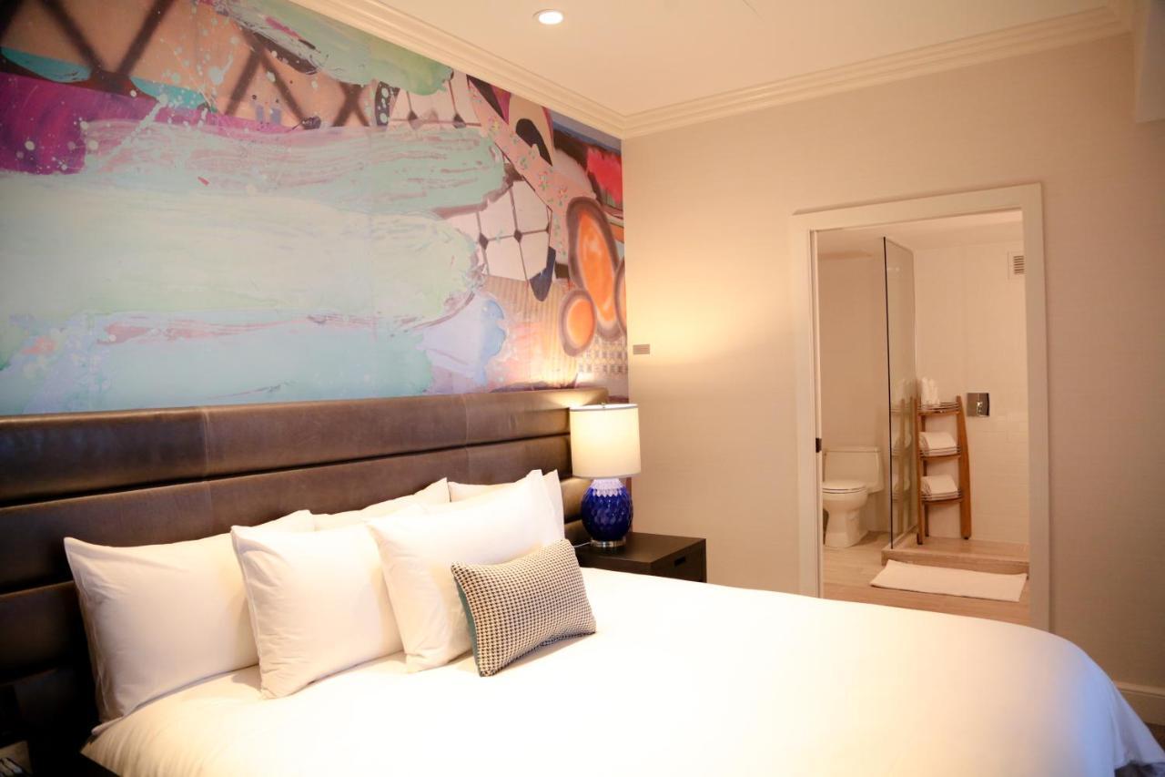 Hotel Commonwealth Boston Kültér fotó A bedroom at the Hotel