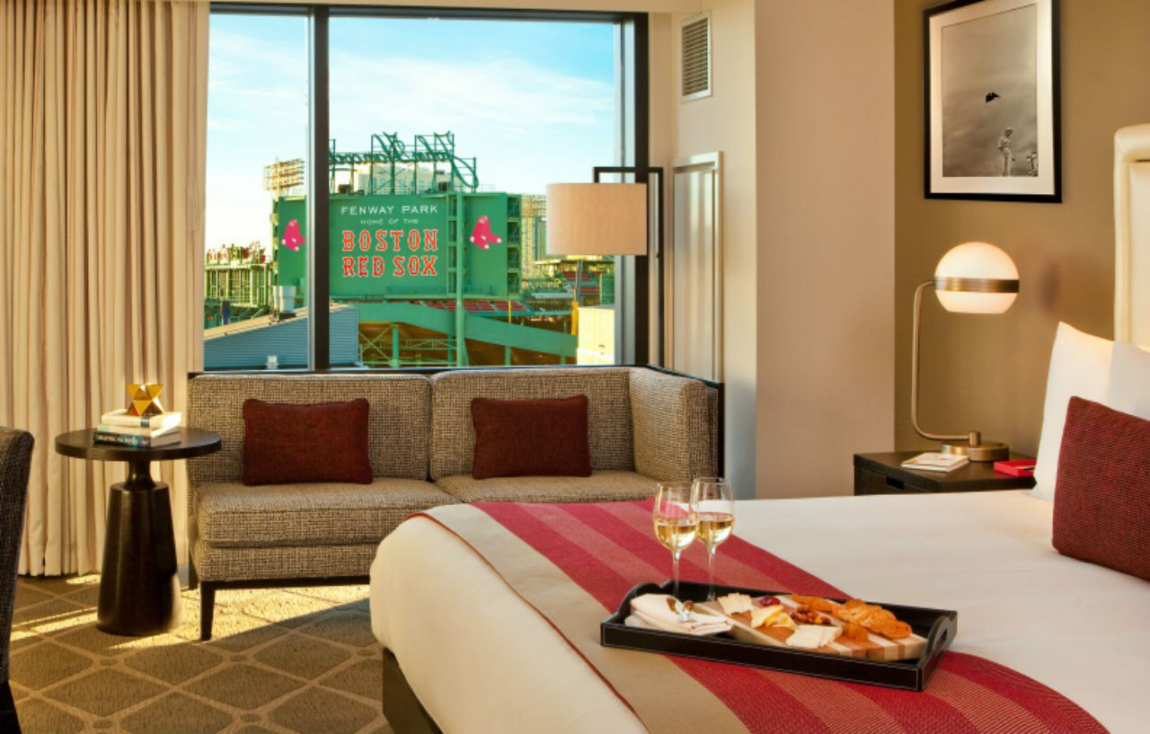 Hotel Commonwealth Boston Kültér fotó A guest room at the Wynn